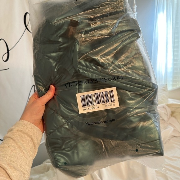 VICTORIA Secret Green Puffer Tote - Picture 4 of 15